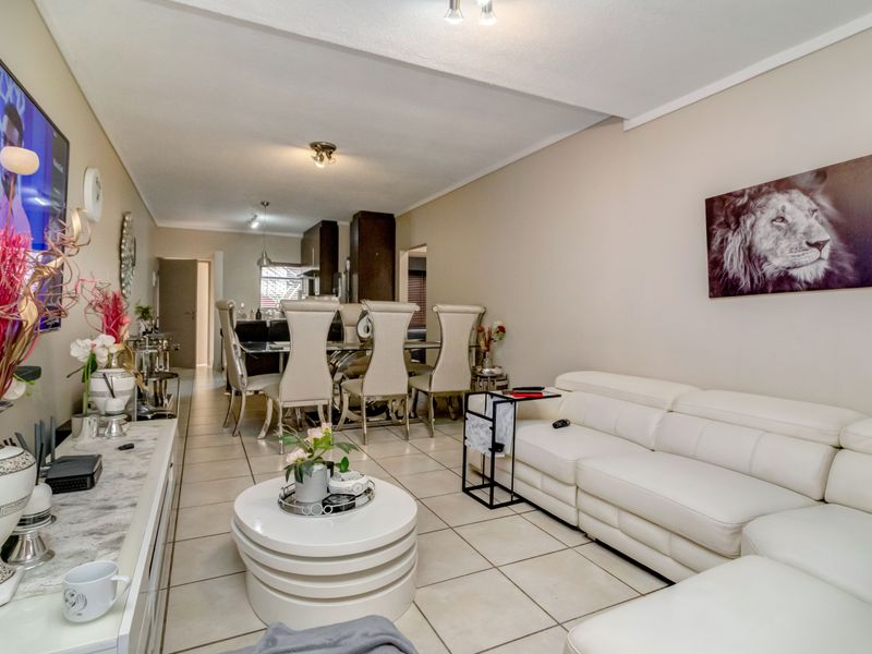 Well-situated apartment in sought-after, secure complex in Fourways. - Photo 2