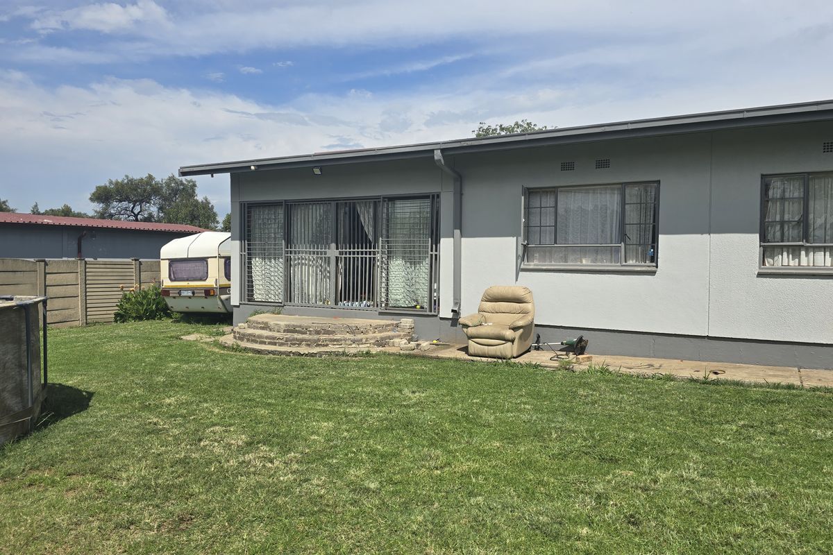 3 Bedroom House for Sale in Vanderbijlpark SE 1 - Photo 4
