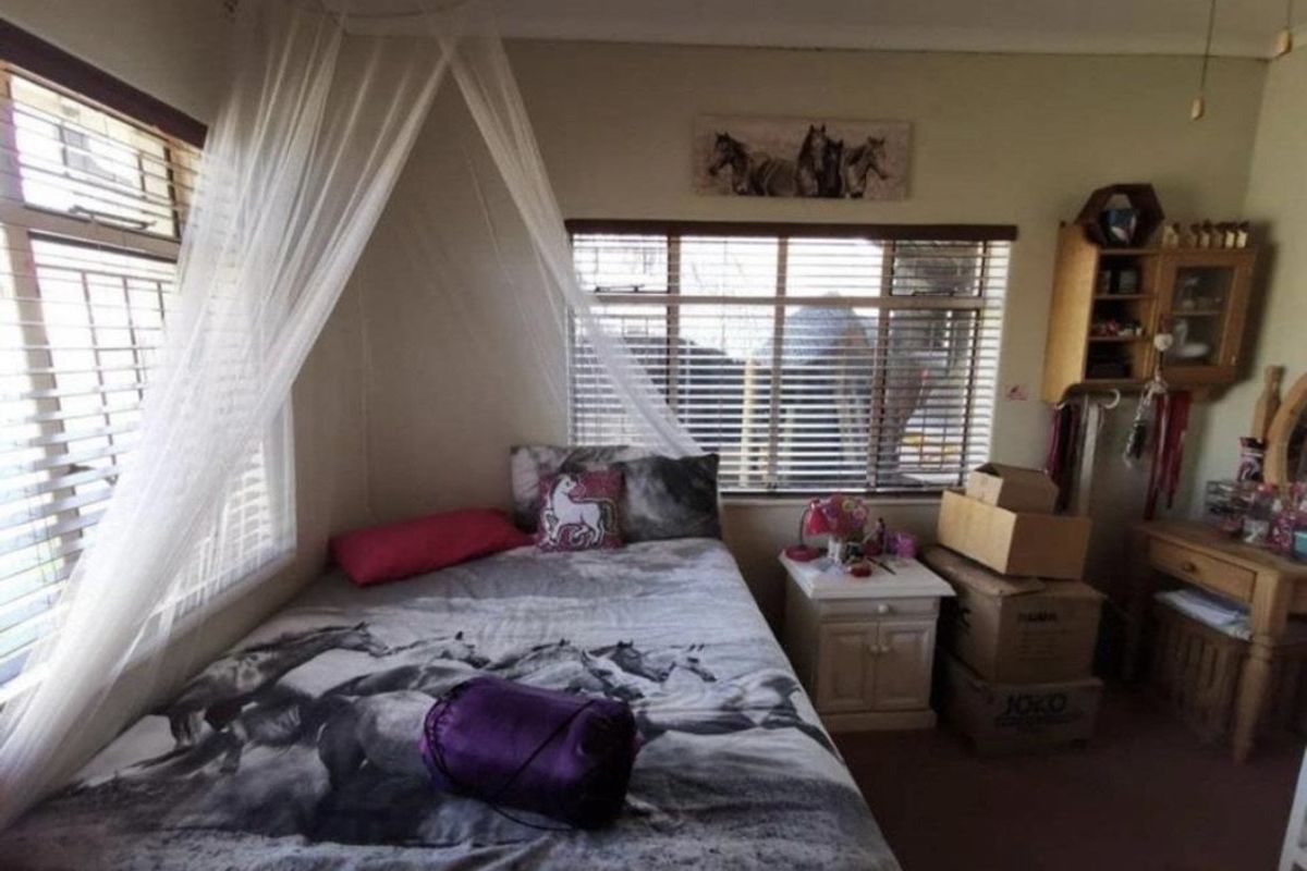 A bedroom featuring venetian blinds and standard ceiling cornicing, offering a functional space ready for personalization and cosmetic updates.