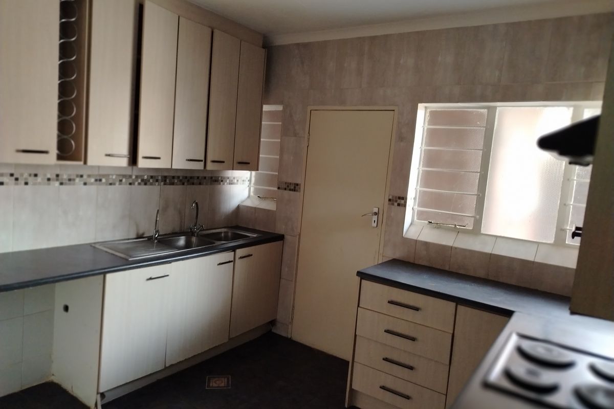 Beautiful Penthouse apartment for a steal! - Photo 3