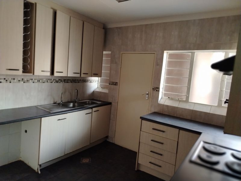 Beautiful Penthouse apartment for a steal! - Photo 3