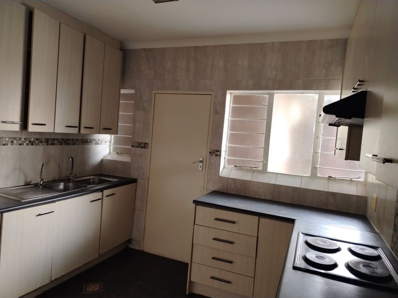 Beautiful Penthouse apartment for a steal! - Photo 5