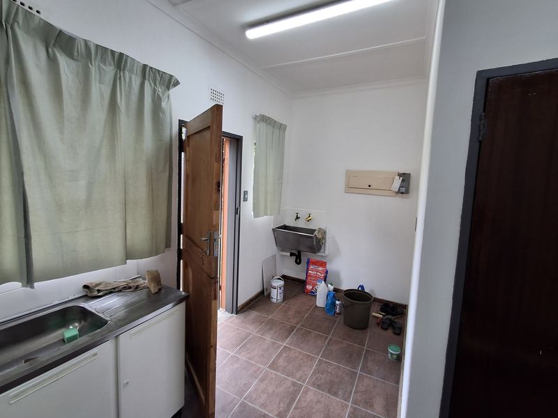 Very Neat 3-bedroom house in Game Park - Photo 8