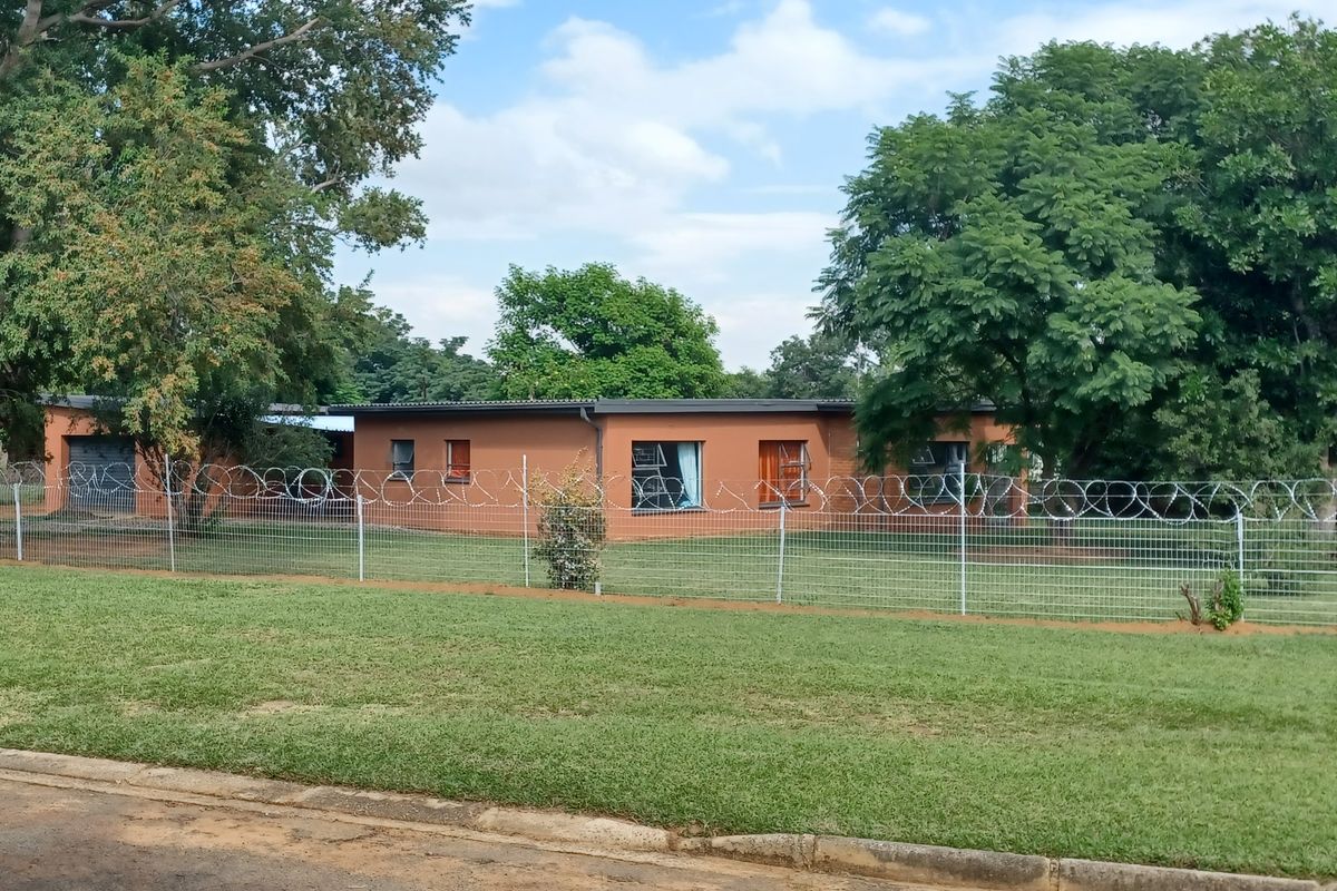 Very Neat 3-bedroom house in Game Park - Photo 3