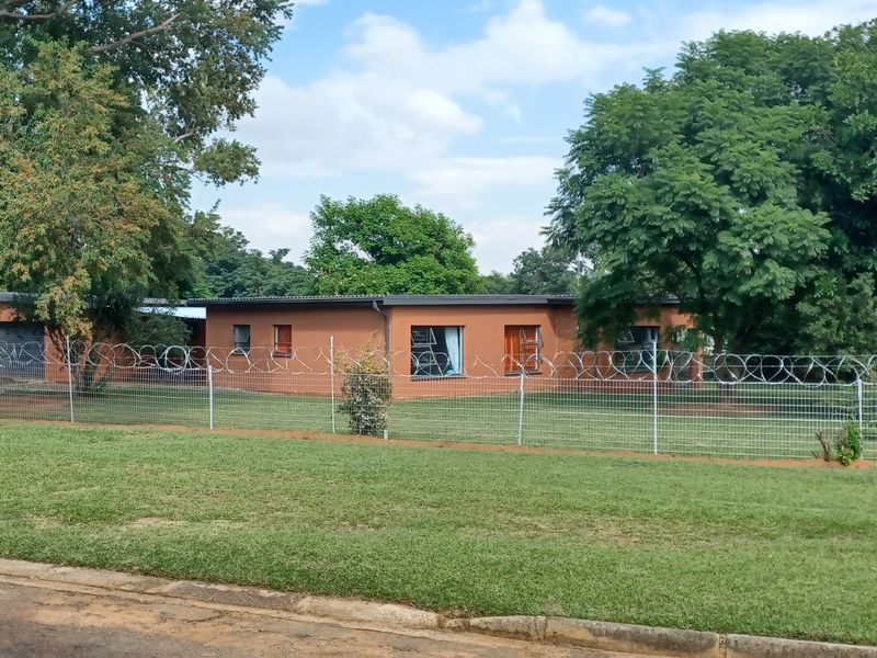 Very Neat 3-bedroom house in Game Park - Photo 3