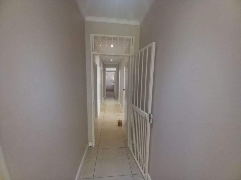 Spacious 3 Bedroom plus study Family home with pool - Photo 10