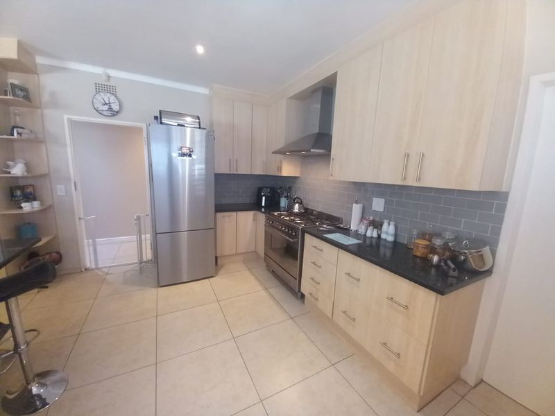 Spacious 3 Bedroom plus study Family home with pool - Photo 4