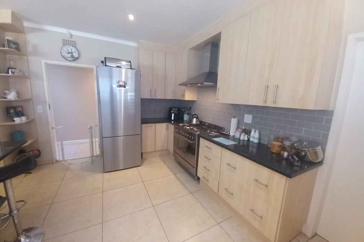 Spacious 3 Bedroom plus study Family home with pool - Photo 4