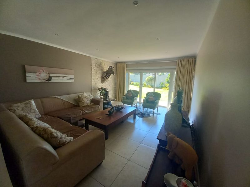 Spacious 3 Bedroom plus study Family home with pool - Photo 9