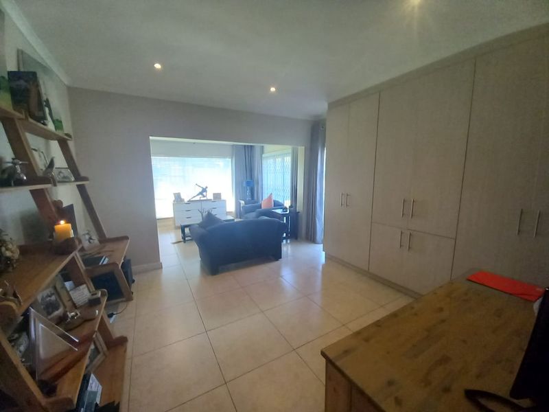 Spacious 3 Bedroom plus study Family home with pool - Photo 8