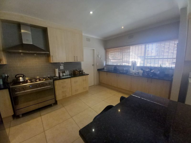 Spacious 3 Bedroom plus study Family home with pool - Photo 6
