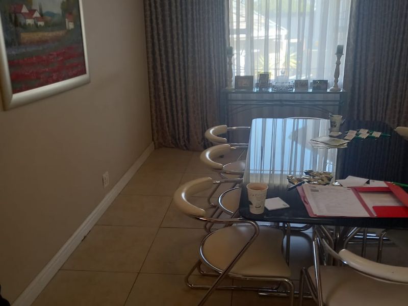 Spacious 3 Bedroom plus study Family home with pool - Photo 7