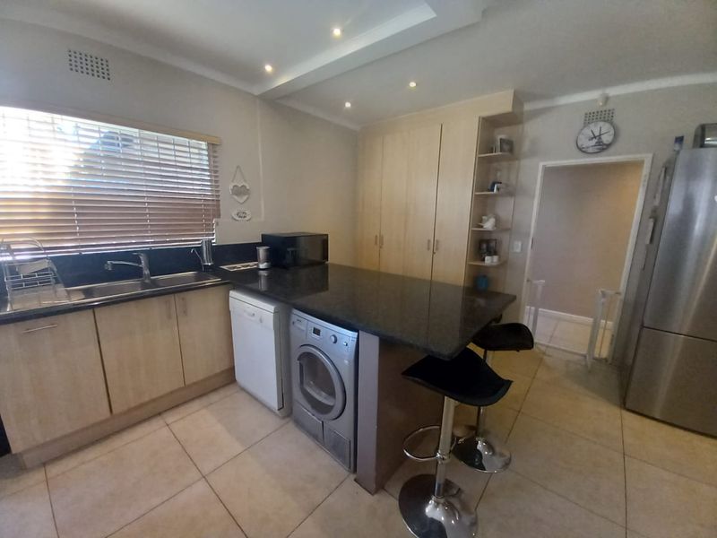 Spacious 3 Bedroom plus study Family home with pool - Photo 5