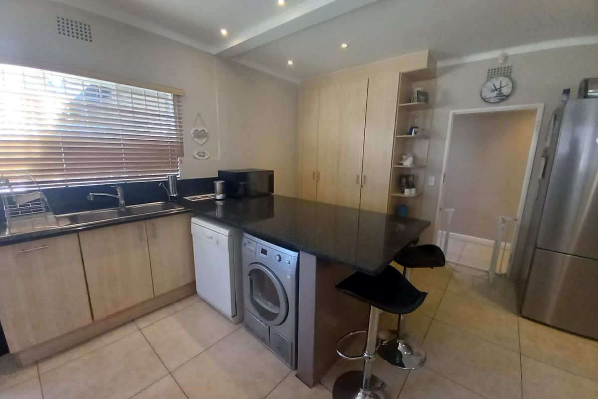 Spacious 3 Bedroom plus study Family home with pool - Photo 5