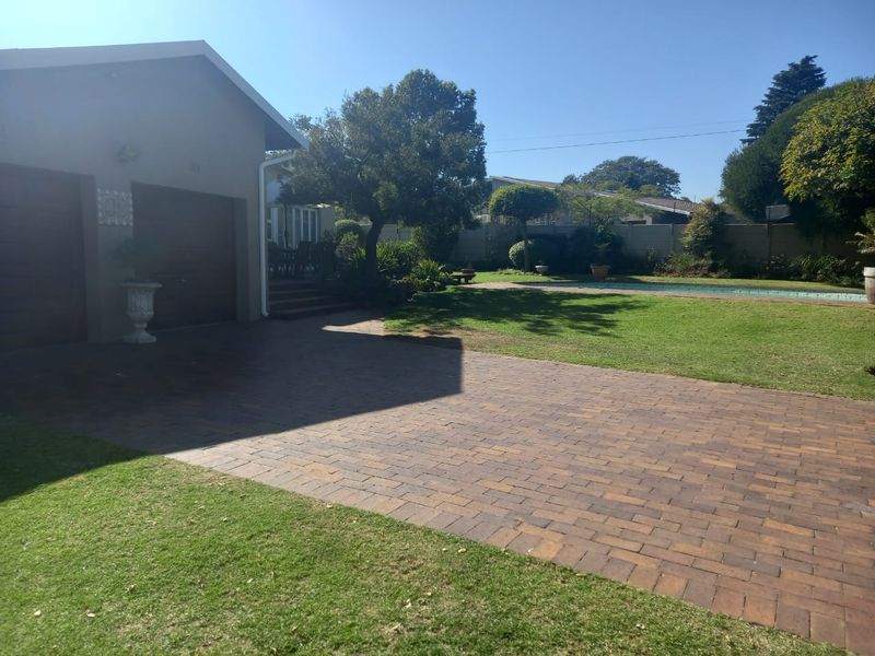 Spacious 3 Bedroom plus study Family home with pool - Photo 2