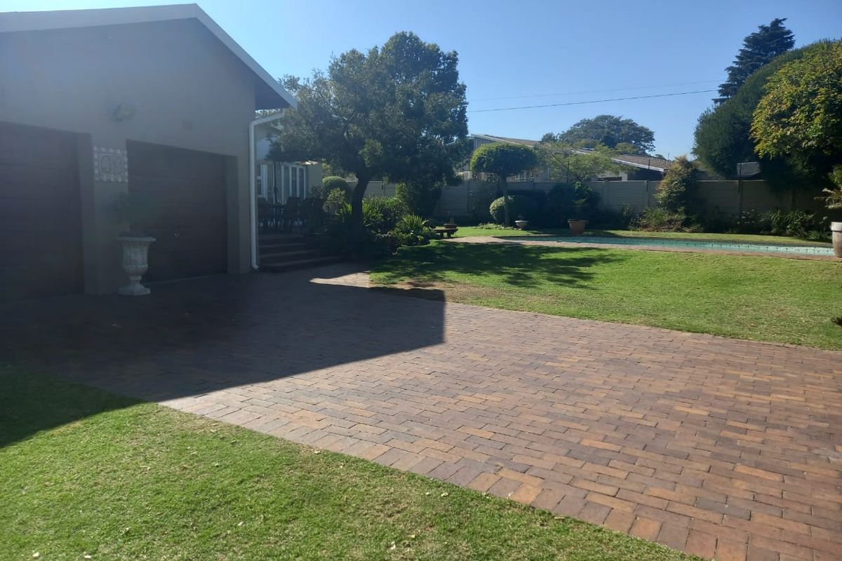 Spacious 3 Bedroom plus study Family home with pool - Photo 2