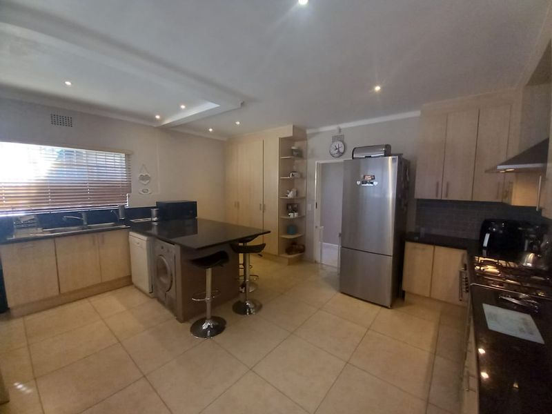 Spacious 3 Bedroom plus study Family home with pool - Photo 3