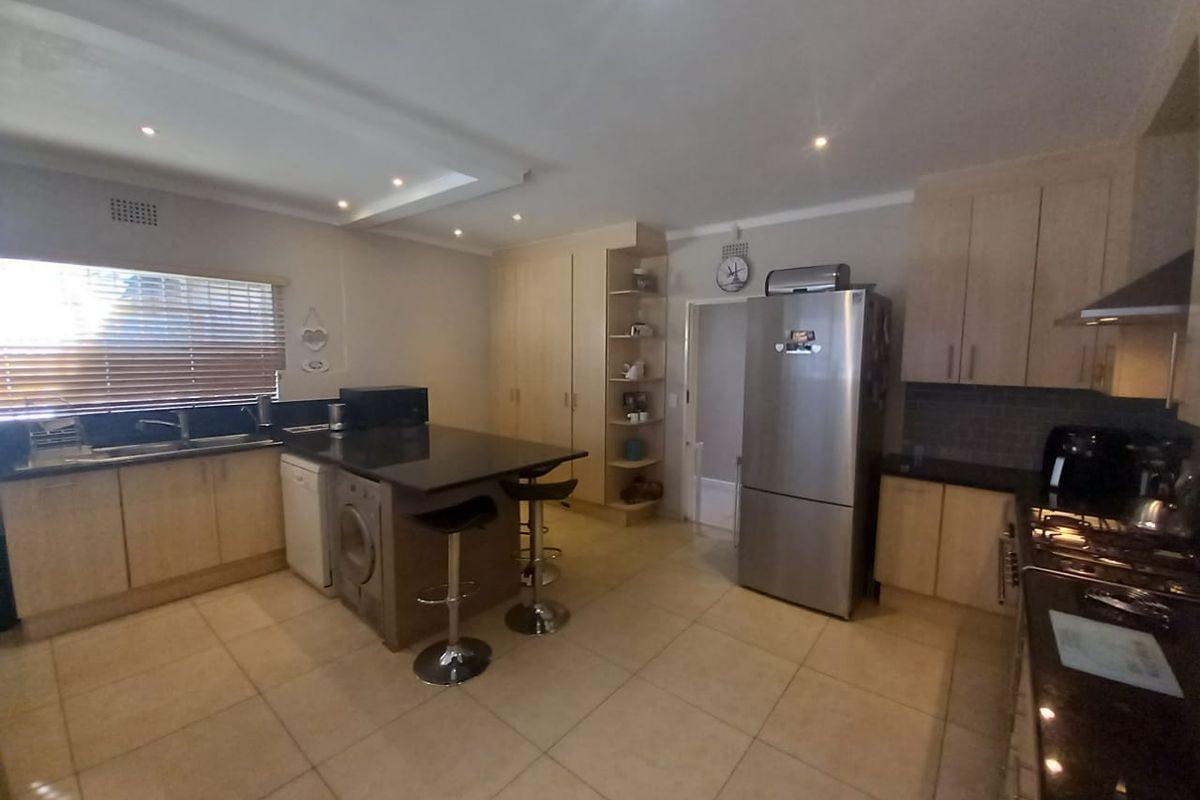 Spacious 3 Bedroom plus study Family home with pool - Photo 3