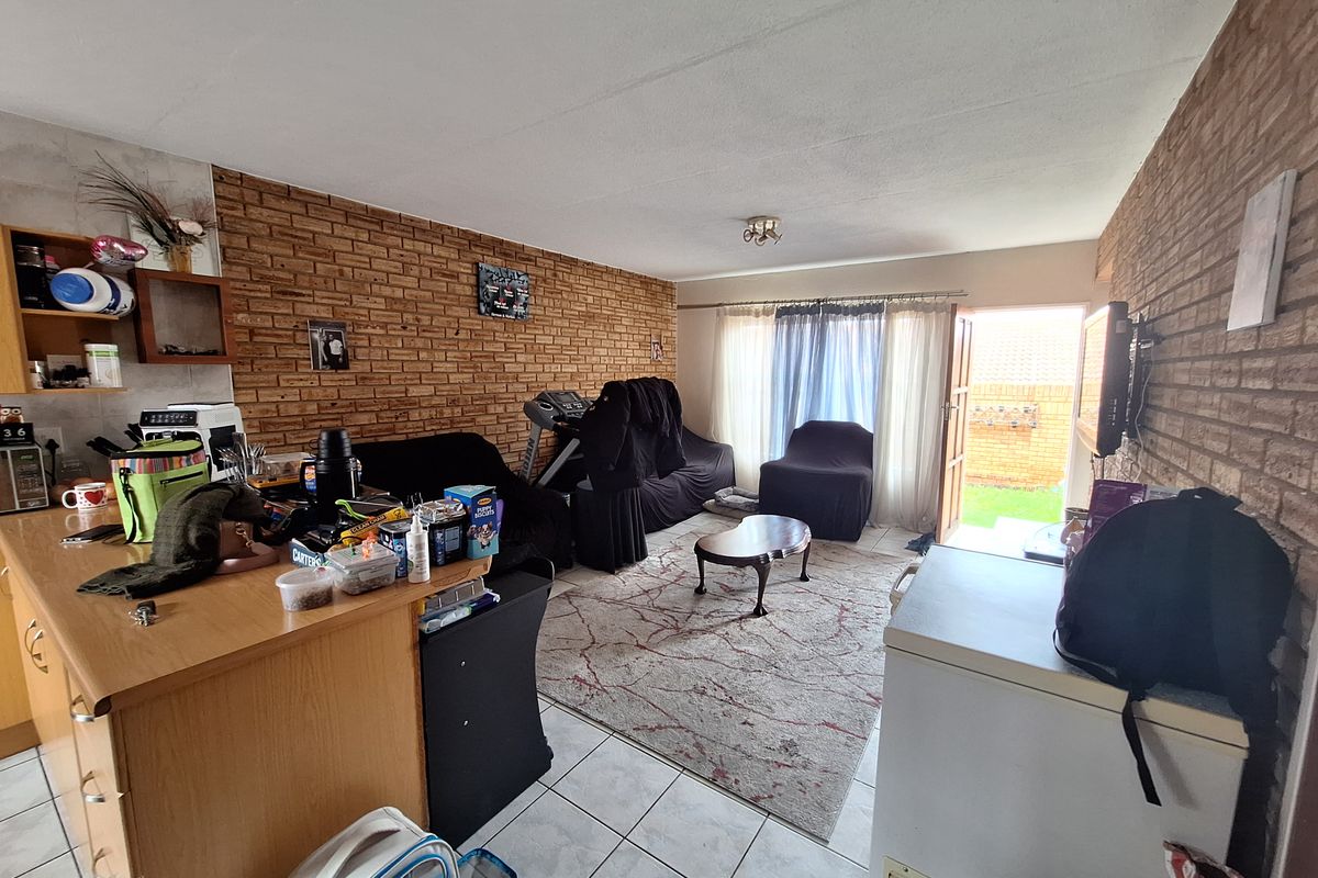 FACEBRICK DUPLEX UNIT IN SECURE COMPLEX – PERFECT FOR FIRST-TIME BUYERS OR INVESTORS! - Photo 4