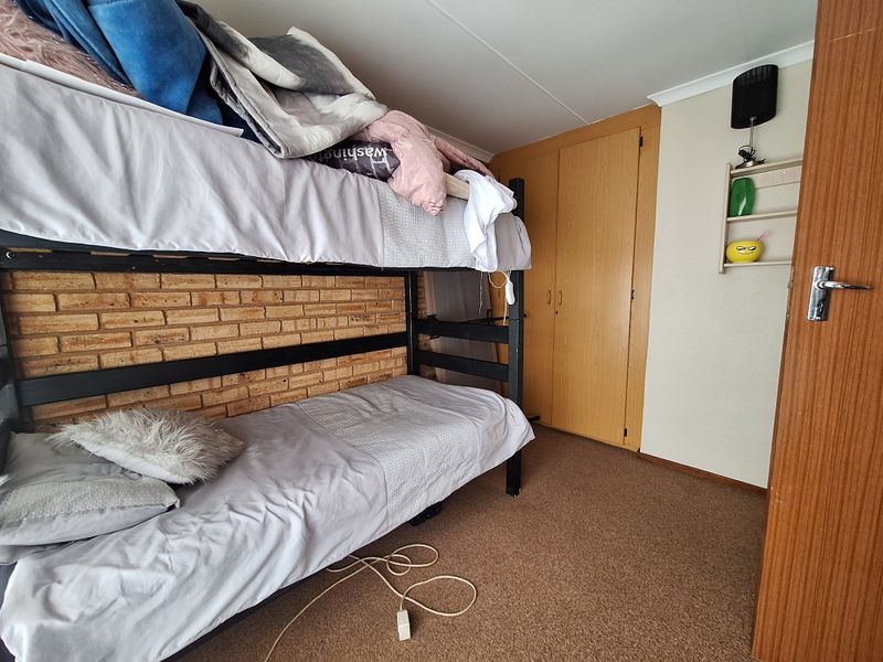 FACEBRICK DUPLEX UNIT IN SECURE COMPLEX – PERFECT FOR FIRST-TIME BUYERS OR INVESTORS! - Photo 9