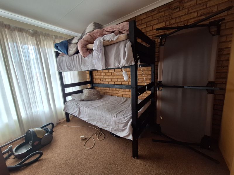 FACEBRICK DUPLEX UNIT IN SECURE COMPLEX – PERFECT FOR FIRST-TIME BUYERS OR INVESTORS! - Photo 8