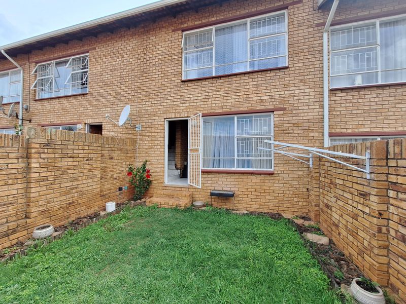 FACEBRICK DUPLEX UNIT IN SECURE COMPLEX – PERFECT FOR FIRST-TIME BUYERS OR INVESTORS! - Photo 2