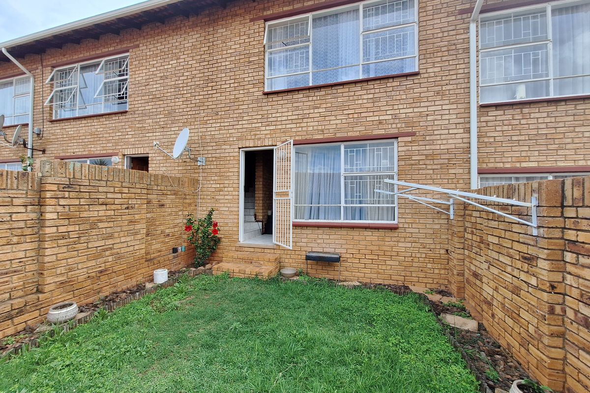 FACEBRICK DUPLEX UNIT IN SECURE COMPLEX – PERFECT FOR FIRST-TIME BUYERS OR INVESTORS! - Photo 2