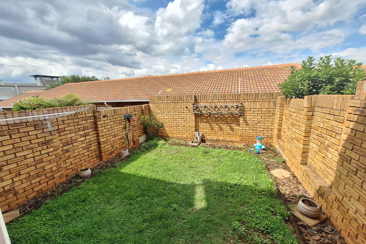 FACEBRICK DUPLEX UNIT IN SECURE COMPLEX – PERFECT FOR FIRST-TIME BUYERS OR INVESTORS! - Photo 3