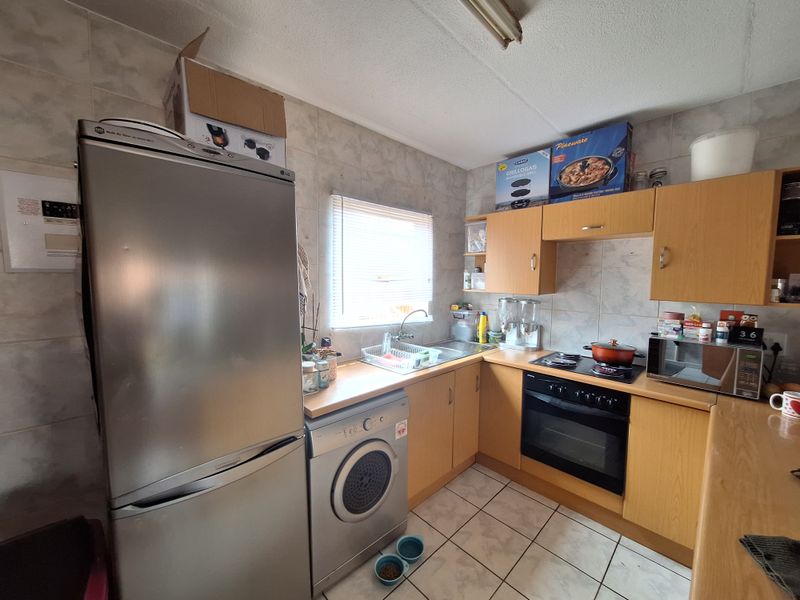 FACEBRICK DUPLEX UNIT IN SECURE COMPLEX – PERFECT FOR FIRST-TIME BUYERS OR INVESTORS! - Photo 6