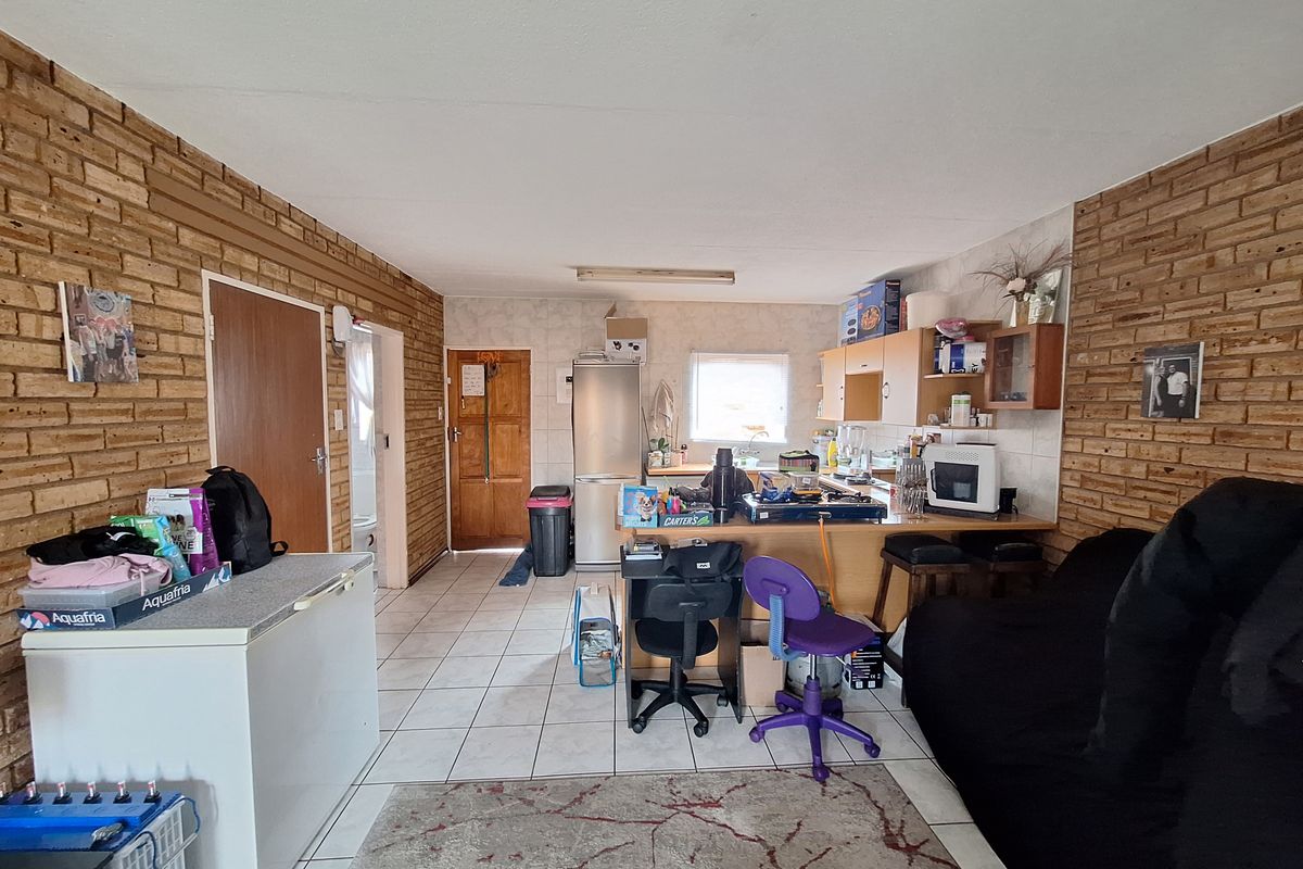 FACEBRICK DUPLEX UNIT IN SECURE COMPLEX – PERFECT FOR FIRST-TIME BUYERS OR INVESTORS! - Photo 5