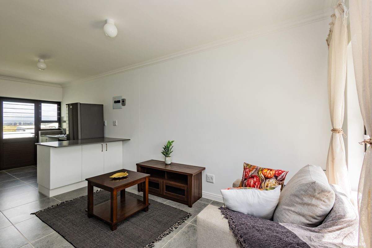 Charming 3-bedroom house for sale in Fisantekraal, Cape Town – your dream home awaits! - Photo 3