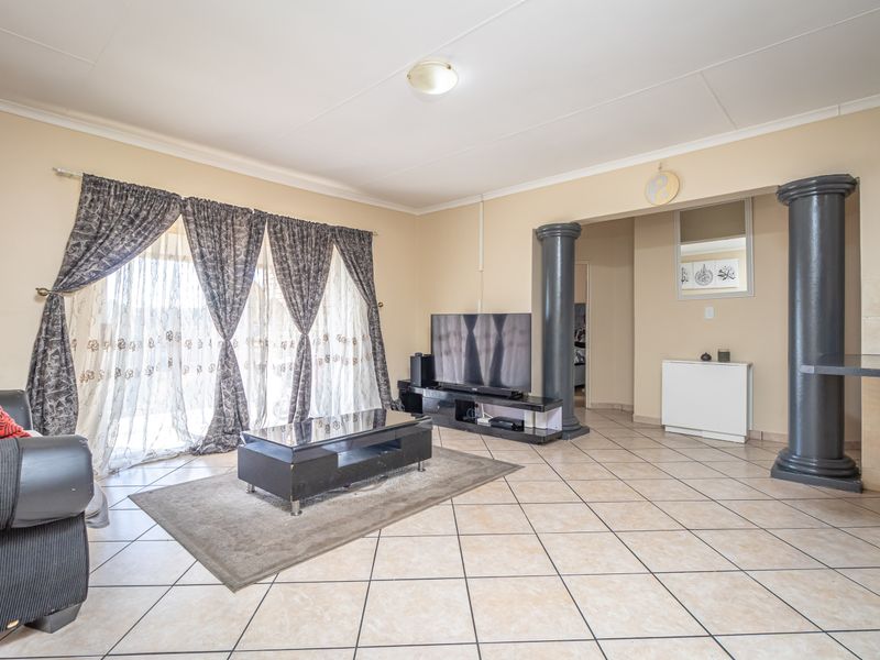 Spectacular Eye-catching Property with Mountain Views - Photo 10