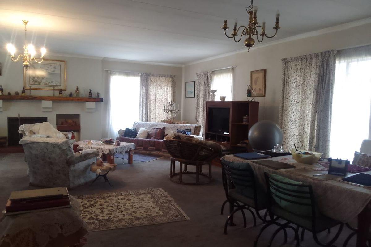 This charming freehold property in King Willow, features a garden framed with shrubs and trees - Photo 3