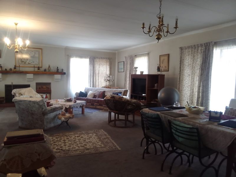 This charming freehold property in King Willow, features a garden framed with shrubs and trees - Photo 3