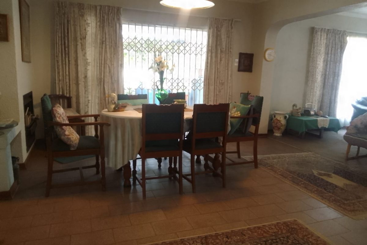 This charming freehold property in King Willow, features a garden framed with shrubs and trees - Photo 4