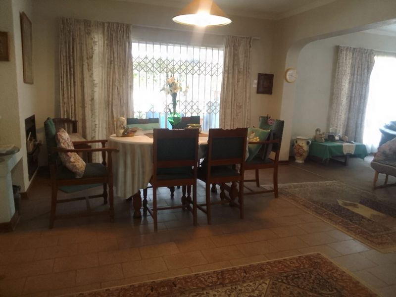 This charming freehold property in King Willow, features a garden framed with shrubs and trees - Photo 4