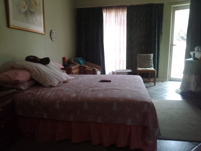 This charming freehold property in King Willow, features a garden framed with shrubs and trees - Photo 8