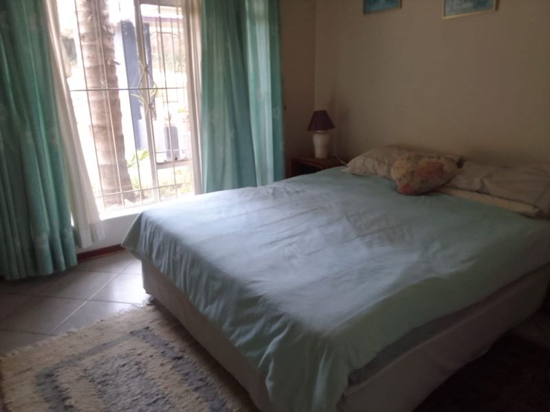 This charming freehold property in King Willow, features a garden framed with shrubs and trees - Photo 7