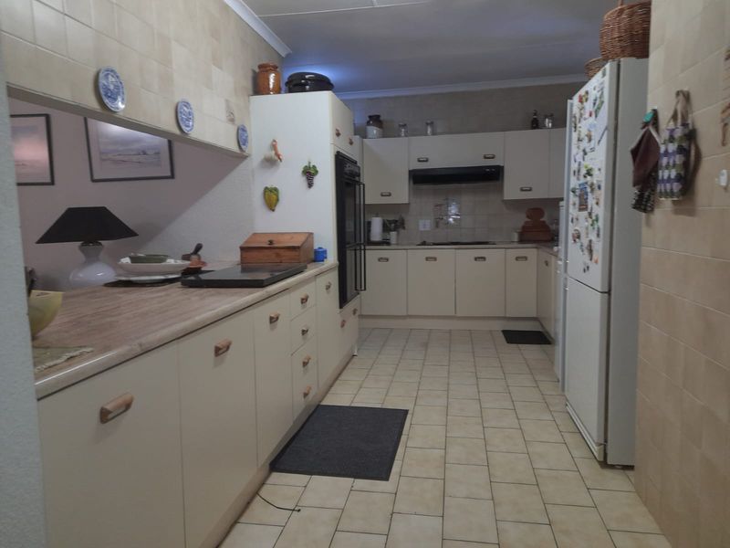 This charming freehold property in King Willow, features a garden framed with shrubs and trees - Photo 6