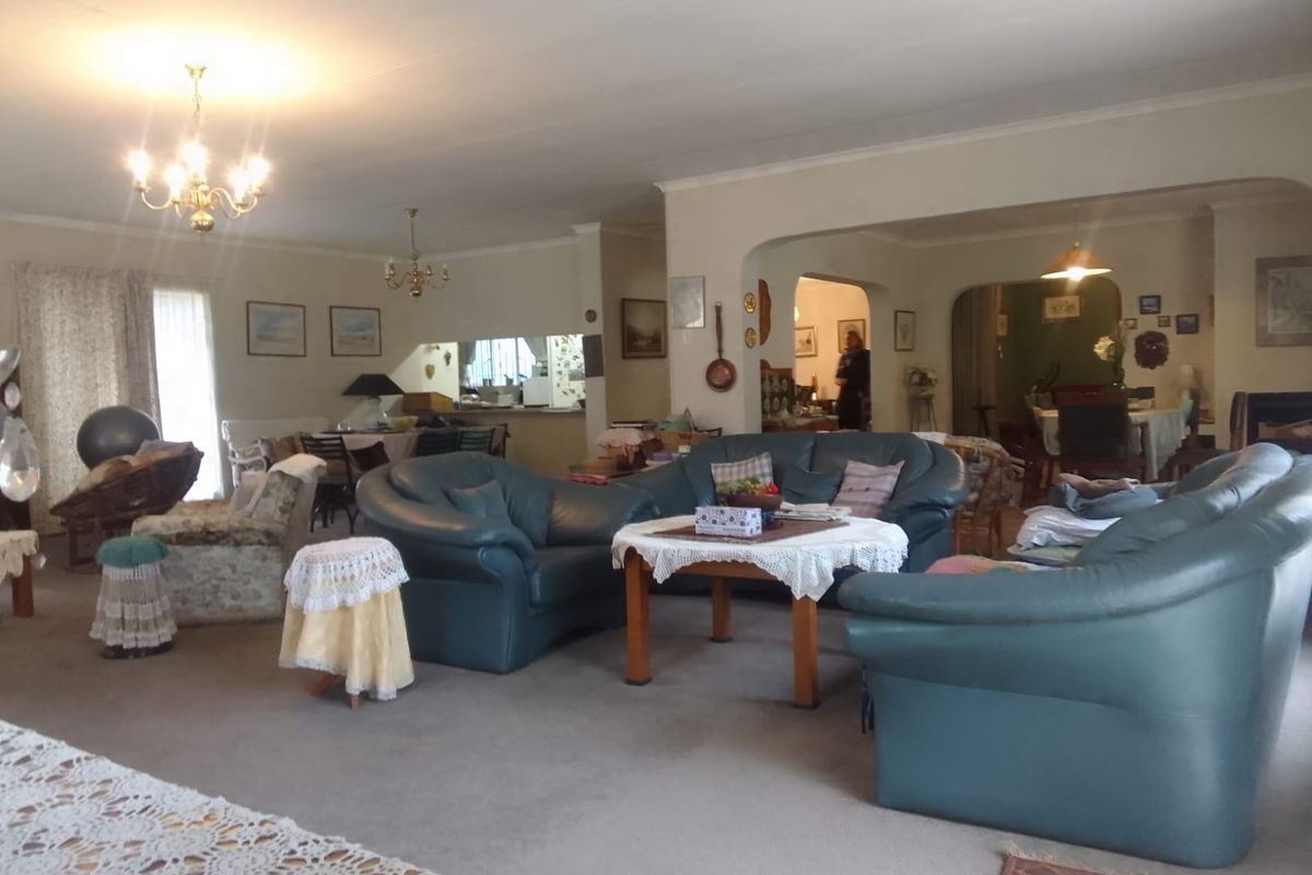 This charming freehold property in King Willow, features a garden framed with shrubs and trees - Photo 2