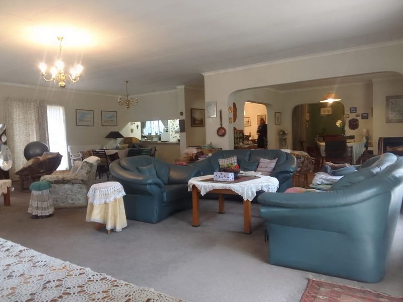 This charming freehold property in King Willow, features a garden framed with shrubs and trees - Photo 2