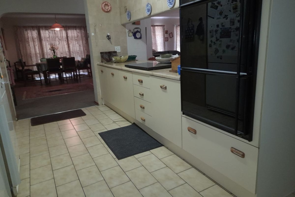 This charming freehold property in King Willow, features a garden framed with shrubs and trees - Photo 5