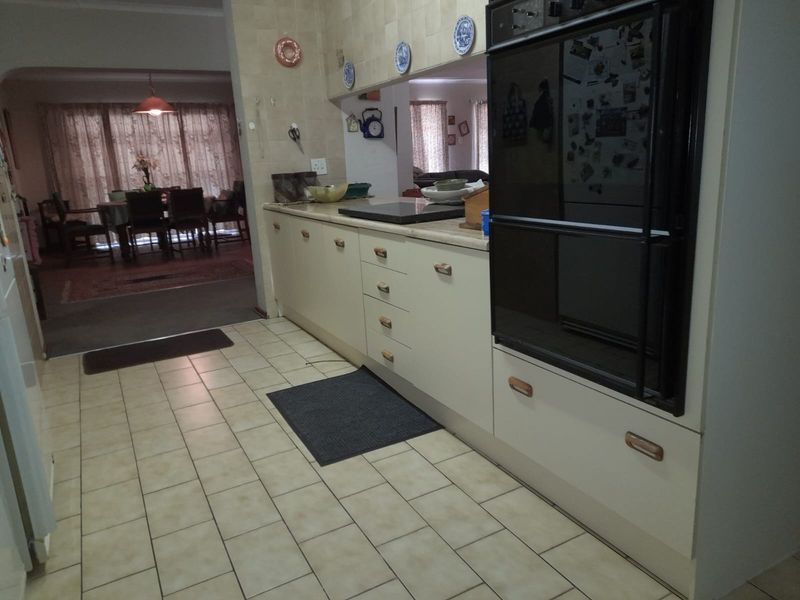 This charming freehold property in King Willow, features a garden framed with shrubs and trees - Photo 5