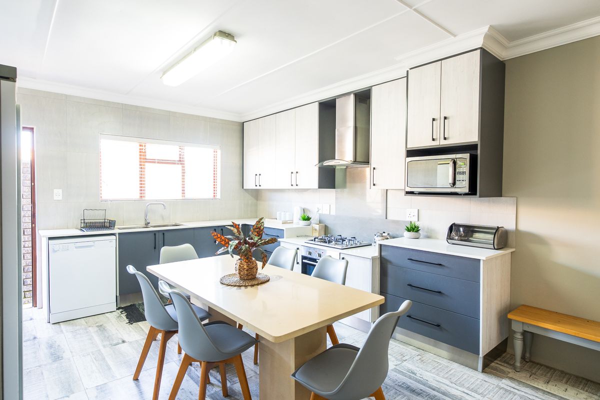 Stunning 7 bedroom house for sale in Hartenbos Central perfect for dual living or Airbnb - Photo 5