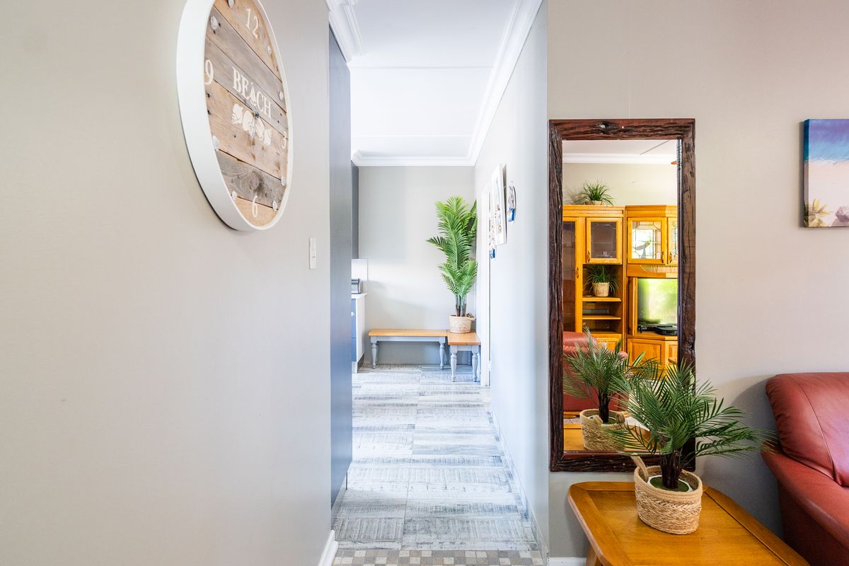 Stunning 7 bedroom house for sale in Hartenbos Central perfect for dual living or Airbnb - Photo 3