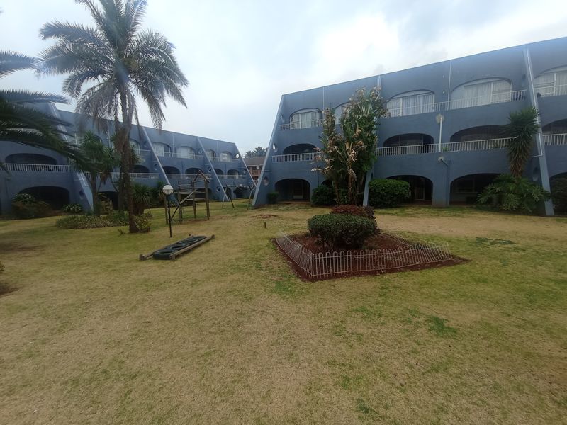 Modern 2-Bedroom Apartment with Pool Access in the Heart of Florida - Photo 2