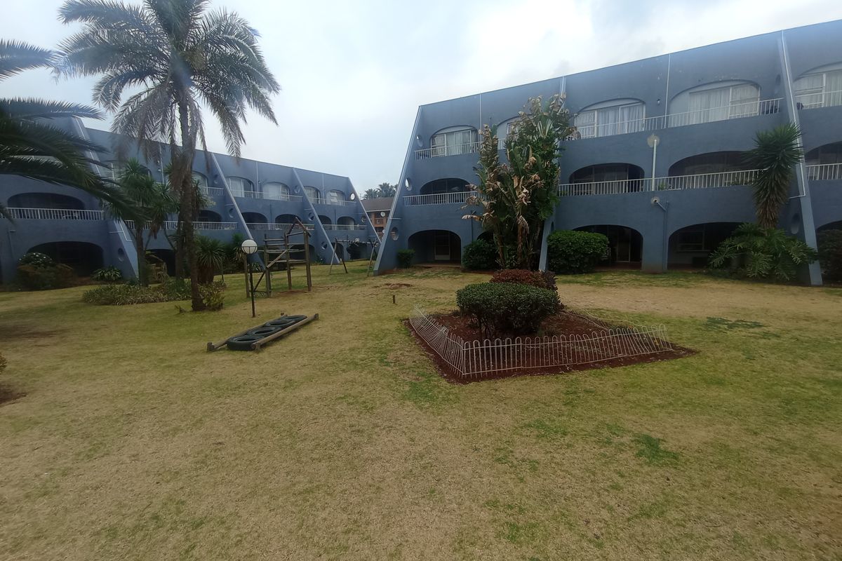 Modern 2-Bedroom Apartment with Pool Access in the Heart of Florida - Photo 2