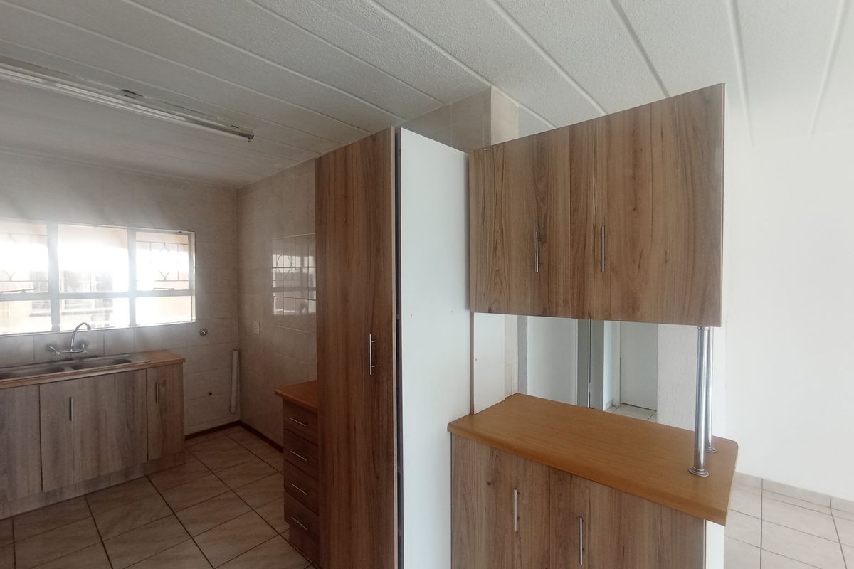 Modern 2-Bedroom Apartment with Pool Access in the Heart of Florida - Photo 5