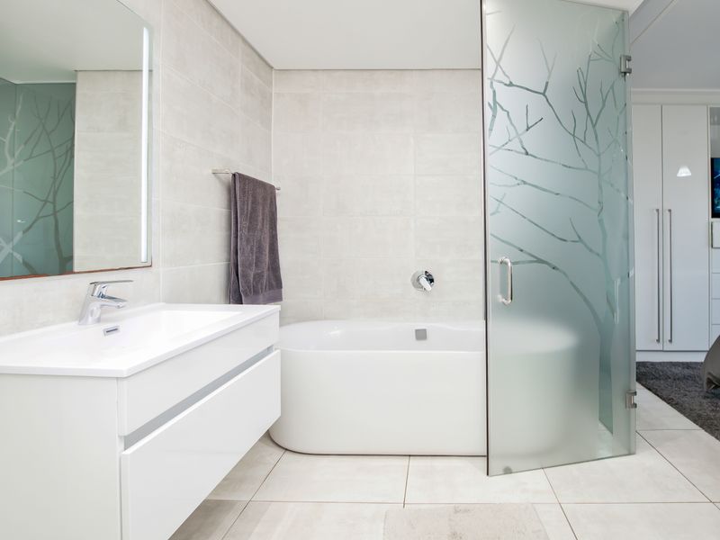 Welcome to EASY LIVING & LOCK-UP AND GO at this perfectly located, modern apartment! - Photo 6