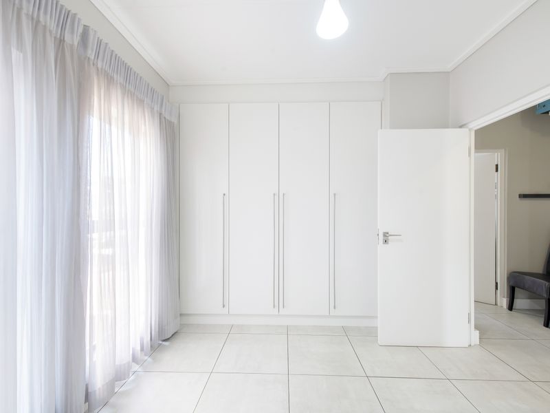 Welcome to EASY LIVING & LOCK-UP AND GO at this perfectly located, modern apartment! - Photo 7